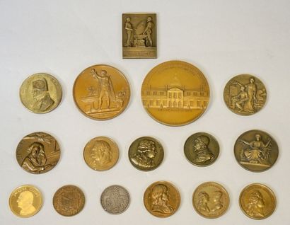 LOT DE MÉDAILLES EN BRONZE Ensemble de 16 médailles en bronze (frappes modernes)...