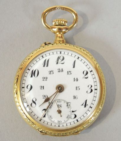 MONTRE DE POCHE Petite montre de poche en or jaune le fond guilloché à décor de fleurs...