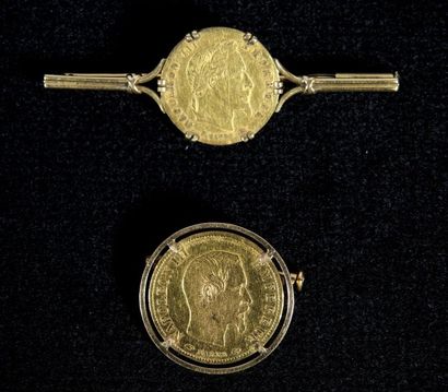 PIÈCES DE NAPOLEON OR Deux pièces de Napoléon or montés en broche: 

- 1 pièce de...