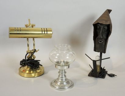 LUMINAIRES & DIVERS Lampe à pétrole en métal et verre, une lampe de bureau articulé...