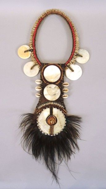 PAPOUASIE Important collier en coquillages, nacre, fossiles, plumes et cuir. 

Papouasie....