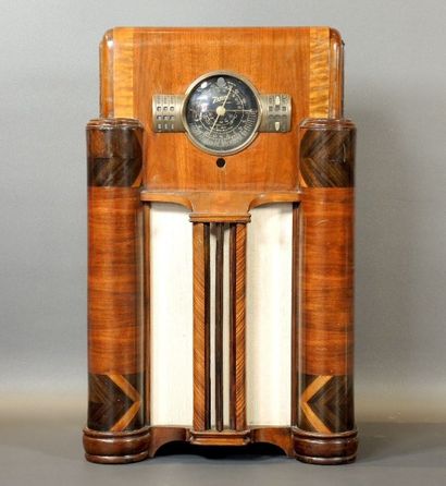 MEUBLE RADIO ANNÉES 40 - ZENITH S-363 Meuble radio en bois de placage

Porte la marque...