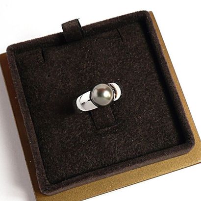 BOUCHERON BAGUE BOUCHERON

BAGUE en or gris 18k (7500/00), ornée d'une perle de culture...