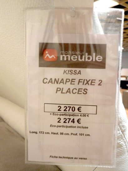 CANAPÉ 2 PLACES CUIR BLANC Canapé 2 places Garniture de cuir de couleur blanche Têtières...