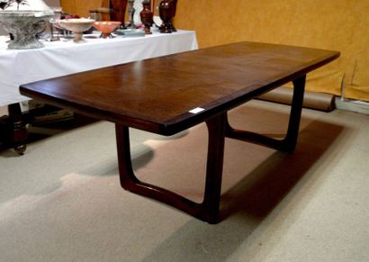 VINTAGE - TABLE DE SALLE À MANGER Table en bois brun de forme rectangulaire Piètement...