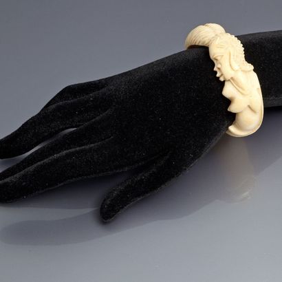 Travail Africain - (années 1990) Bracelet rigide façon ivoire sculpté figurant une...