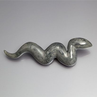 Migeon & Migeon - (années 1990) Broche « serpent » en résine moulée teintée grise...