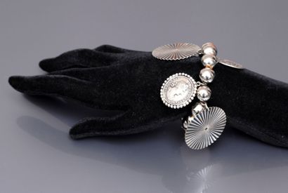 La Porte Bleue - (années 1980) Bracelet rigide composé de 16 perles de métal argenté...