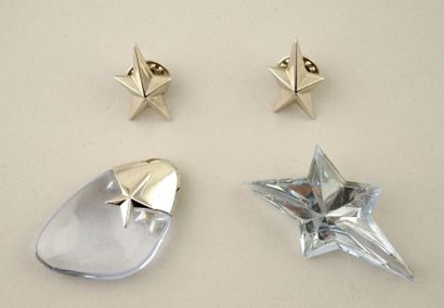 Thierry Mugler - "Angel" - (années 1990) Deux pendentifs "étoile" en résine bleu...