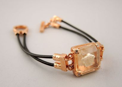 Gianni Versace - (années 1990) Bracelet en métal doré présentant un carré en cristal...