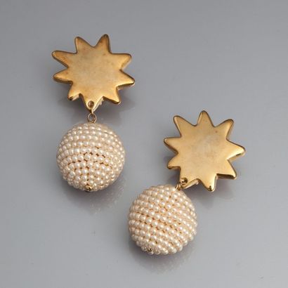 Anne Guez - (années 1980) Paire de clips d'oreilles en laiton doré estampé en forme...