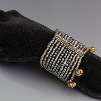 Césarée - (années 1980) Bracelet manchette composé de 24 rangs de perles de verre...