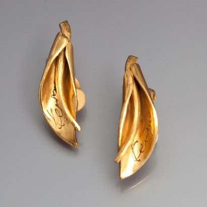 Georges Desrue pour Kenzo - (années 1990) Paire de clips d'oreilles en laiton doré...