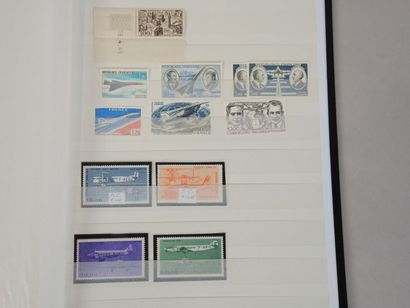 PHILATELIE - FRANCE Album de timbres FRANCE avec quelques séries complètes d'hommes...