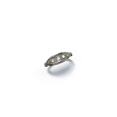 BAGUE OR, PLATINE ET DIAMANTS BAGUE en or gris 18k (750/°°) et platine, ornée d'une...