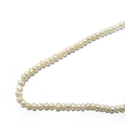 COLLIER PERLES COLLIER composé d'un rang de perles probablement fines d'environ 3.5...