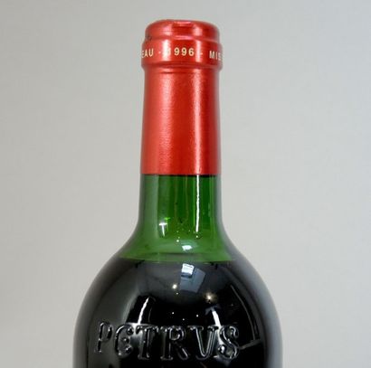 CHÂTEAU PETRUS 1996 1 bouteille de Château Petrus 1996, Pomerol

(niveau bas, étiquette...