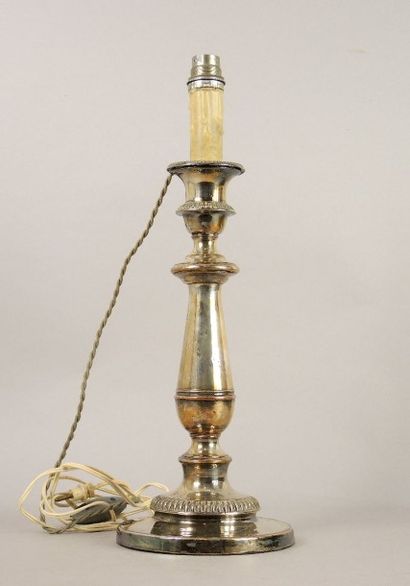 BOUGEOIR Bougeoir en métal argenté monté en lampe

H totale : 40 cm