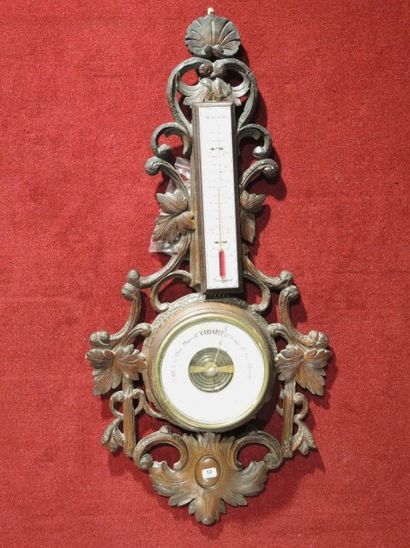 BAROMÈTRE Baromètre thermomètre en bois sculpté à décor de feuillages ajourés.