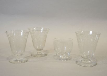 BACCARAT - MODÈLE MICHELANGELO Ensemble de 3 verres et un verre à liqueur au modèle.

(casse...