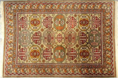 TAPIS TURQUIE Tapis en laine à décor de motifs stylisés

Dimensions 144 x 208 cm

XXème...