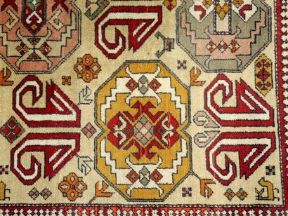 TAPIS TURQUIE Tapis en laine à décor de motifs stylisés

Dimensions 144 x 208 cm

XXème...