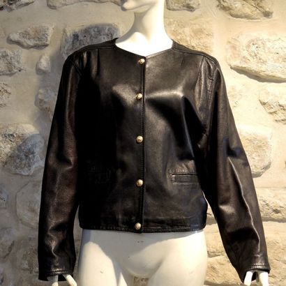 null Veste courte de cuir noir et boutons dorés, TBE
Veste ARMANI JEANS de couleur...