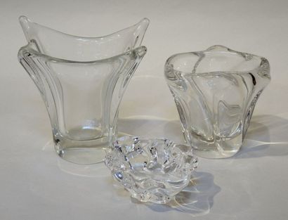 DAUM Ensemble de 3 pièces en cristal signées DAUM dont: un cendrier, et deux vas...