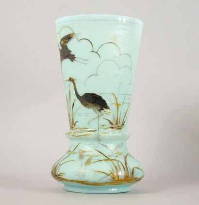 D'ARGYL Vase en verre opalin de couleur turquoise à décor gravé et peint de hérons...