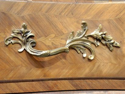 null Commode de style Louis XV en bois de placage et bronzes dorés, dessus de marbre
Dimensions...