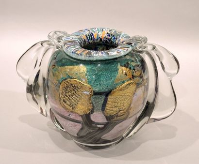 Jean Claude NOVARO (1943 - 2015) "Paysage à cordons". Vase en verre soufflé à fond...