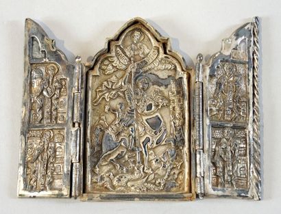 TRIPTYQUE Triptyque en métal argenté figurant Saint Georges et le dragon

Le dos...