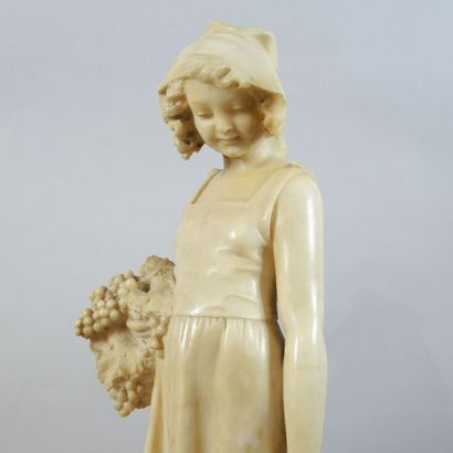 SCULPTURE EN ALBÂTRE Sculpture en albâtre représentant "L'Automne" 

(petits manques)...