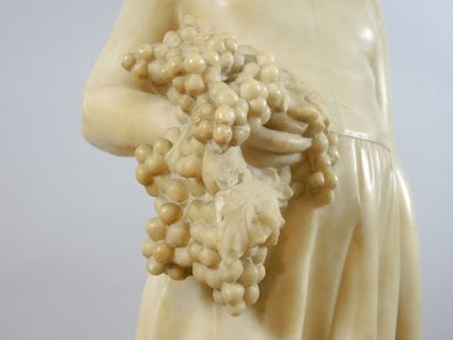 SCULPTURE EN ALBÂTRE Sculpture en albâtre représentant "L'Automne" 

(petits manques)...