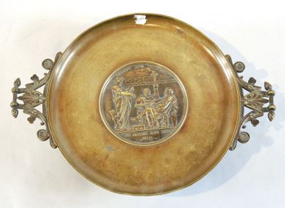 COUPE EN BRONZE Coupe en bronze sur pied à décor mythologique. 

Largeur: 34 cm