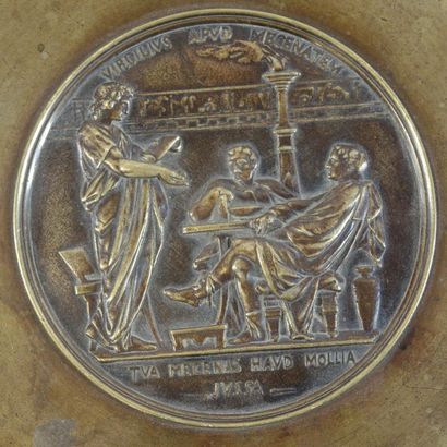 COUPE EN BRONZE Coupe en bronze sur pied à décor mythologique. 

Largeur: 34 cm