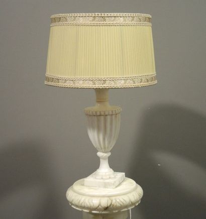LAMPE COLONNE EN MARBRE Lampe électrique et colonne en marbre

Travail moderne

Hauteur...