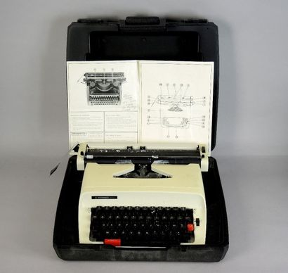 MACHINE A ECRIRE HERMES Machine à écrire de marque HERMES en malette.

On joint un...