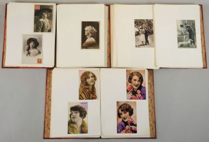 CARTES POSTALES Ensemble de trois albums de cartes postales : portraits féminins...