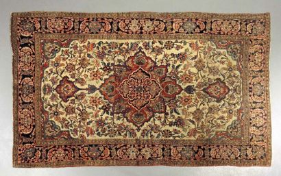 ORIENT Tapis en laine à fond beige à décor floral. 

Dim: 213 x 137 cm