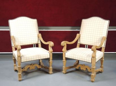 PAIRE DE FAUTEUILS STYLE LOUIS XIV Paire de fauteuils en bois naturel sculpté


Style...