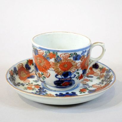 CHINE XVIIIÈME SIÈCLE Tasse à anse en enroulement et sa sous tasse à décor dans la...