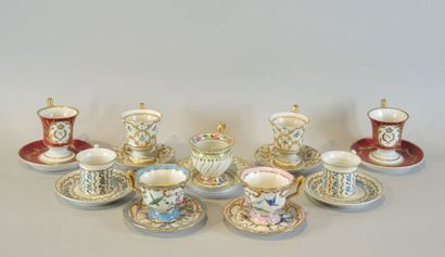 COLLECTION DE PORCELAINE Petite collection de paires de tasses et sous tasses en...