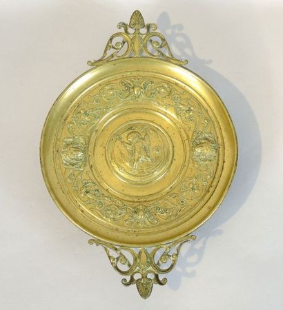 COUPE EN BRONZE Coupe en bronze doré à deux anses ajourées, à décor Renaissance d'un...