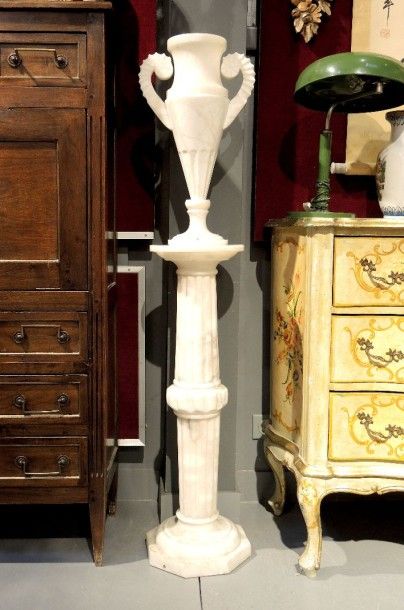 VASE & COLONNE Vase à 2 anses sur une colonne de marbre blanc


Hauteur 137 cm environ


(légers...