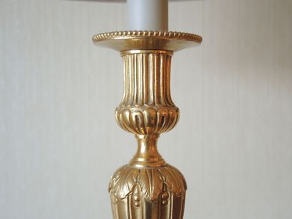 BOUGEOIR Bougeoir en bronze doré, le fût de forme balustre


Formant lampe élect...
