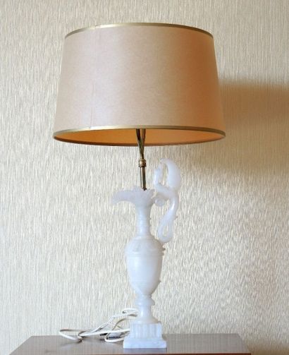 PAIRE DE LAMPES EN ALBATRE Deux lampes en albâtre en forme d'aiguière. 


Ht: 72...