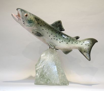 SCULPTURE Sculpture en céramique représentant un saumon jaillissant des eaux, socle...