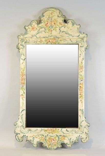 MIROIR EN BOIS PEINT Miroir de forme mouvementée en bois sculpté et peint à décor...