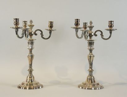 FLAMBEAUX Paire de deux flambeaux en bronze argenté à 3 lumières


H : 37 cm